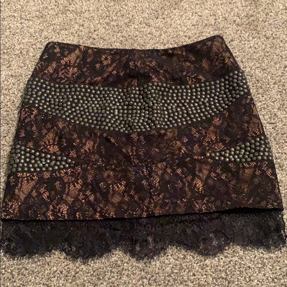 Skirt with lace trim